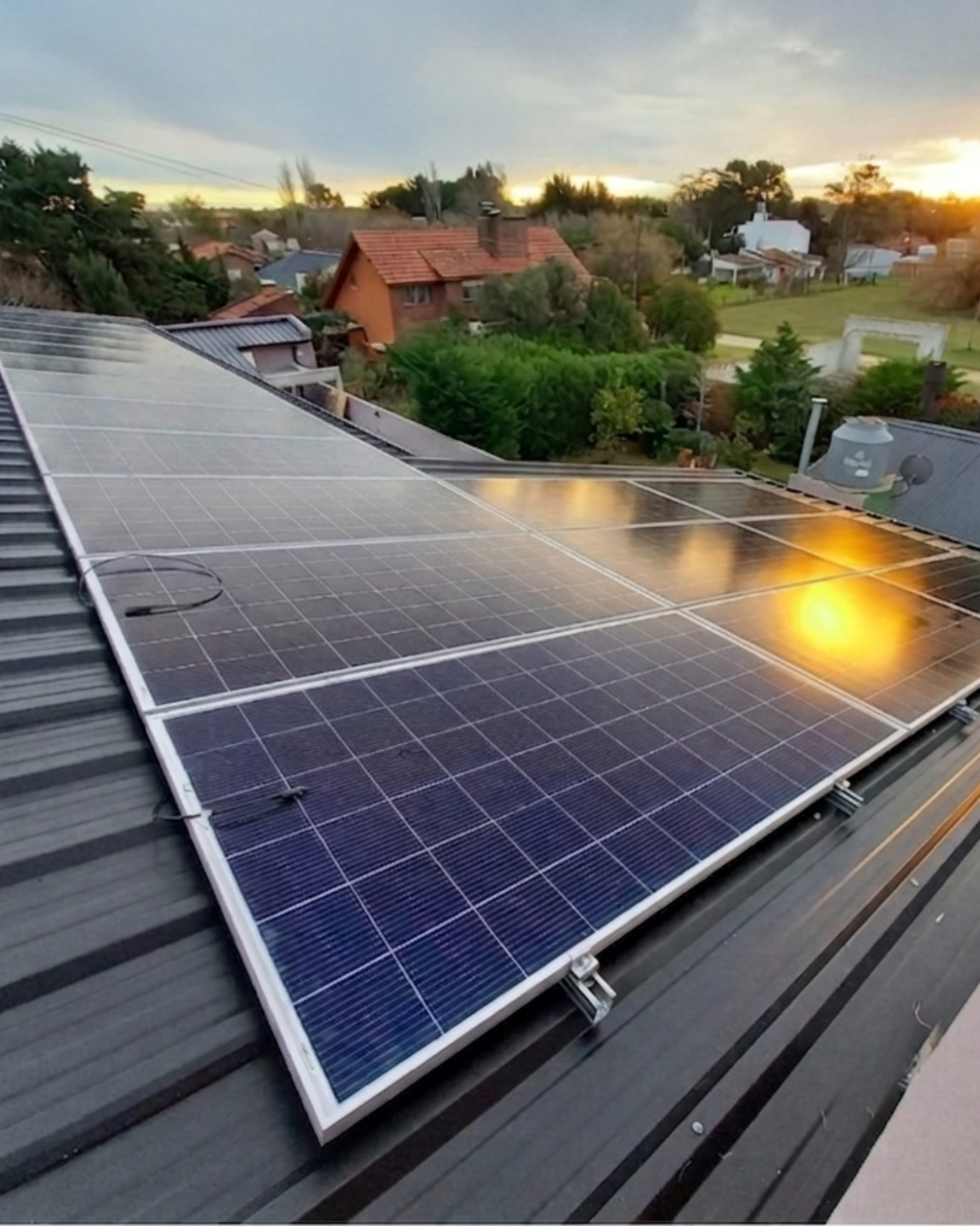 Paneles solares fotovoltaicos sobre techo