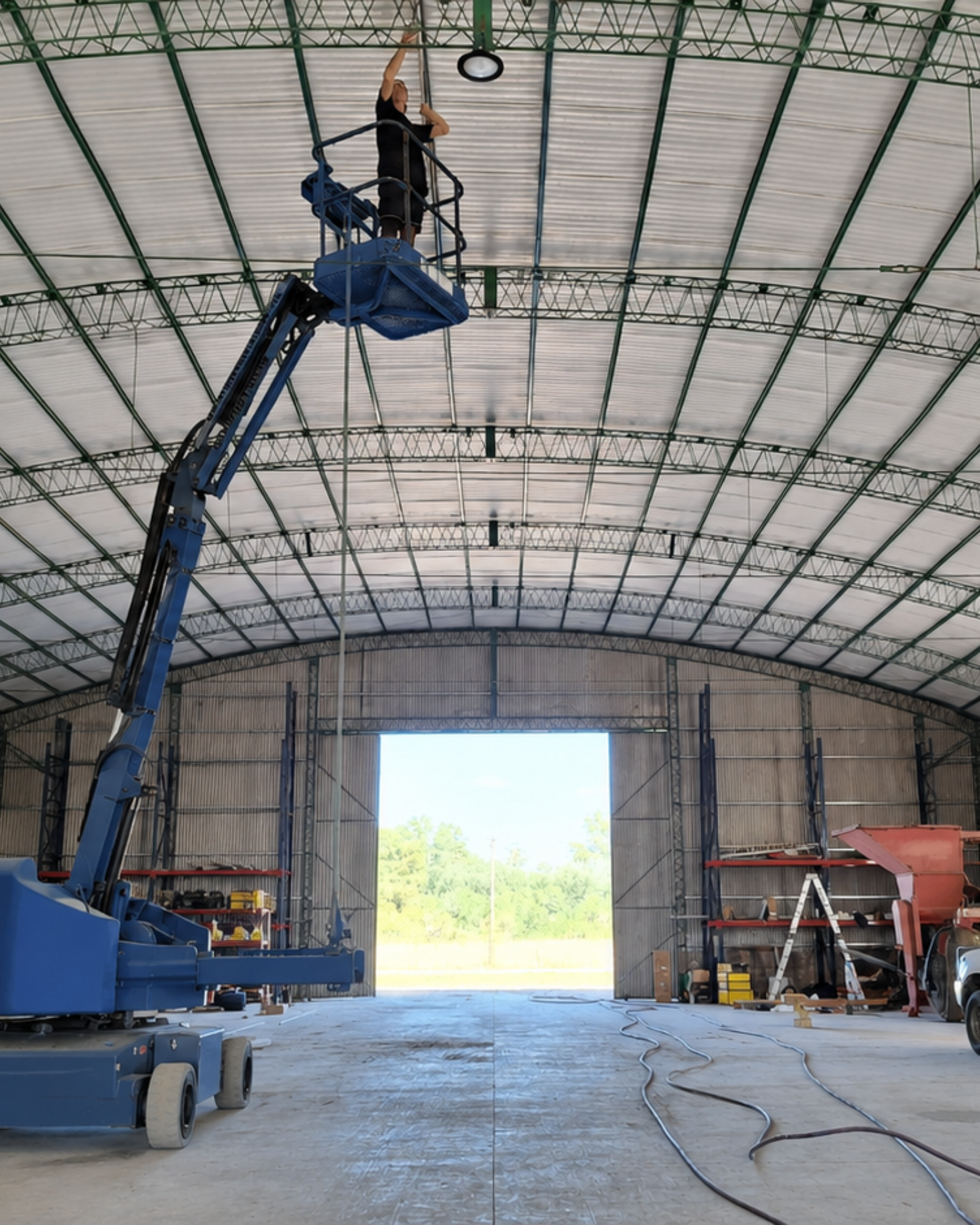 Instalación de iluminación en nave industrial con plataforma elevadora