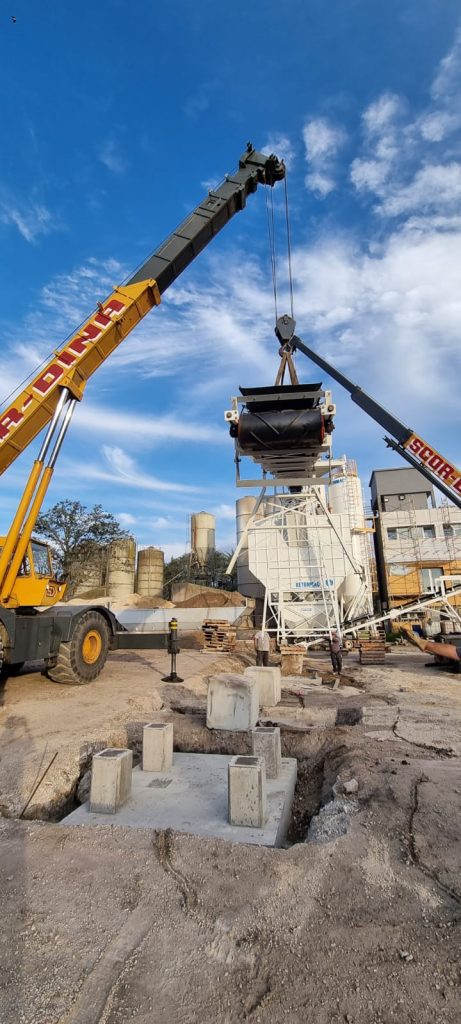 Izaje de equipo con grúa en planta de hormigón