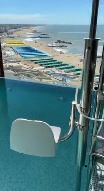 Elevador de piscina para accesibilidad en hotel