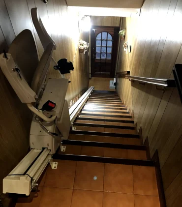 Silla salvaescaleras en escalera de vivienda