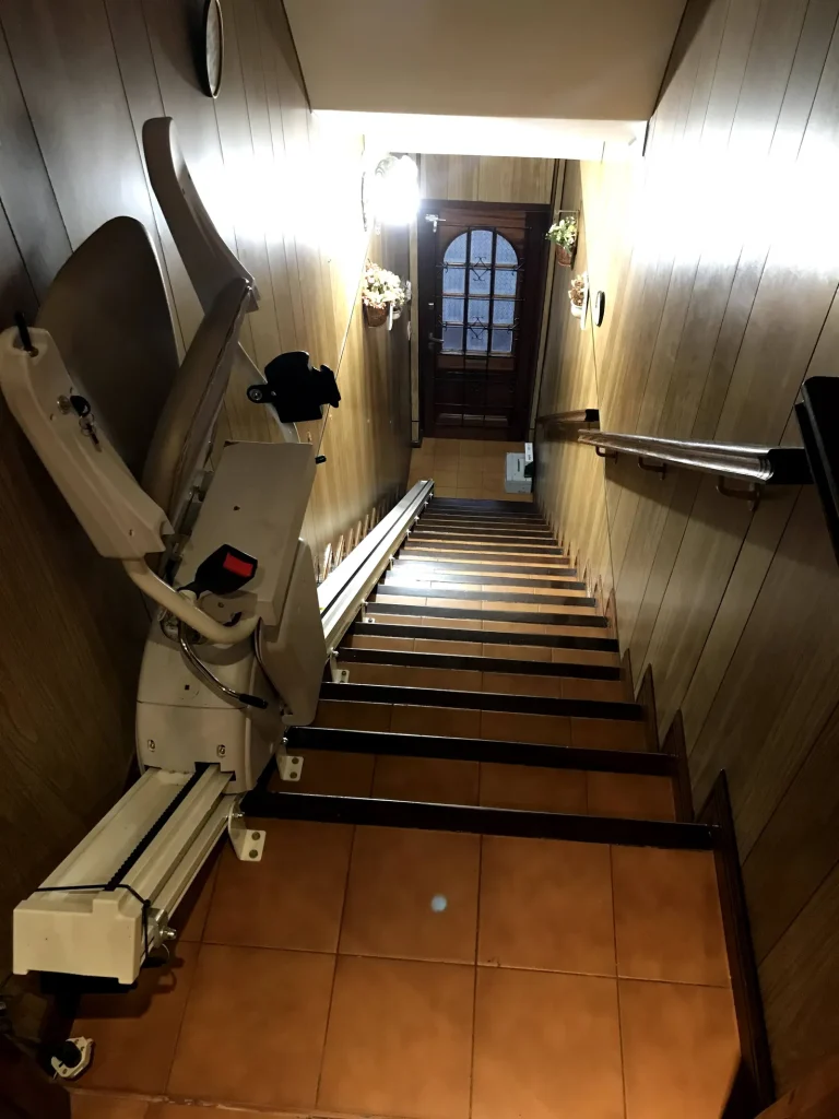 Silla salvaescaleras en escalera de vivienda
