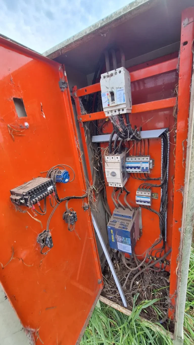 Tablero de bombeo de riego antes de la intervención