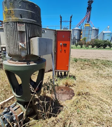 Bomba de riego en campo con tablero de control