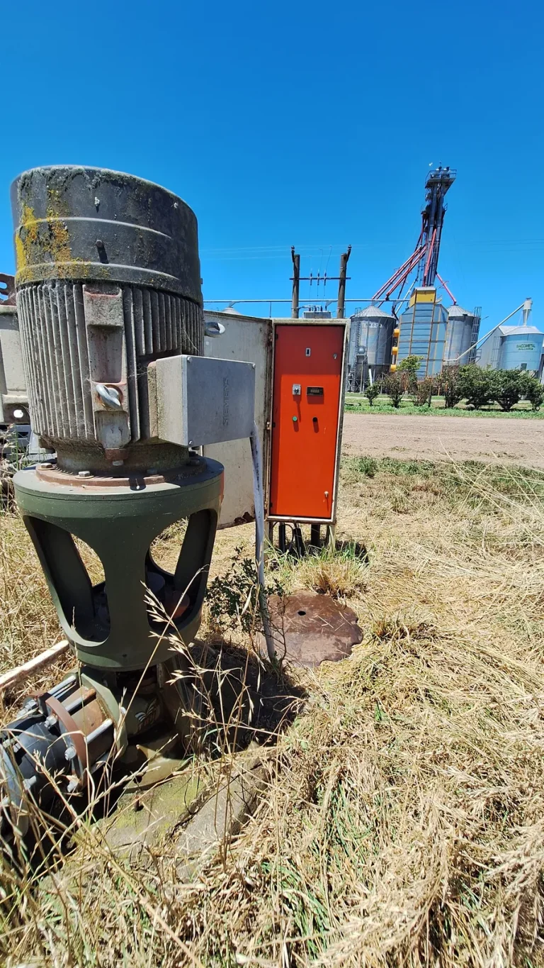 Bomba de riego en campo con tablero de control