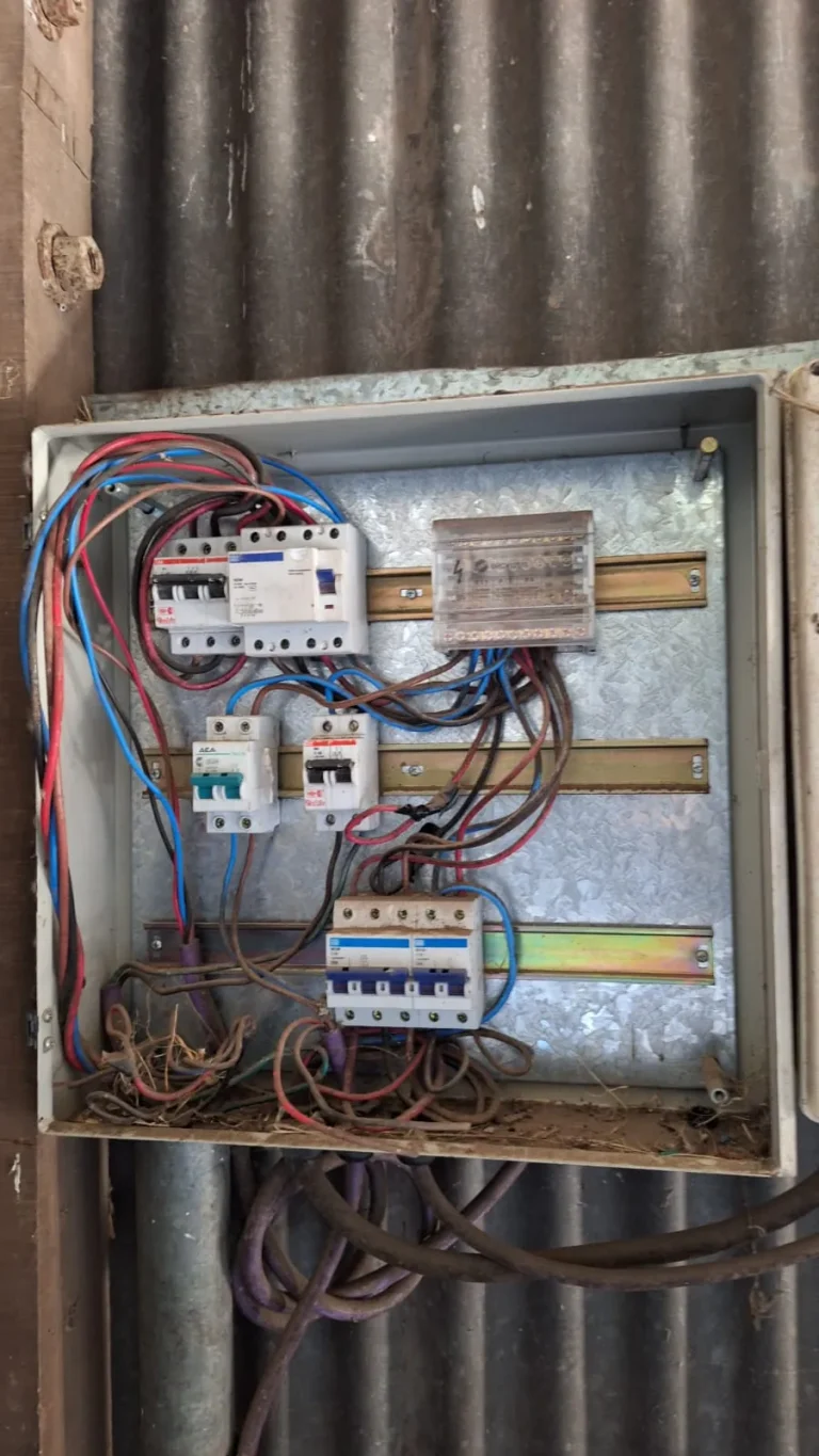 Tablero eléctrico de galpón antes de la renovación