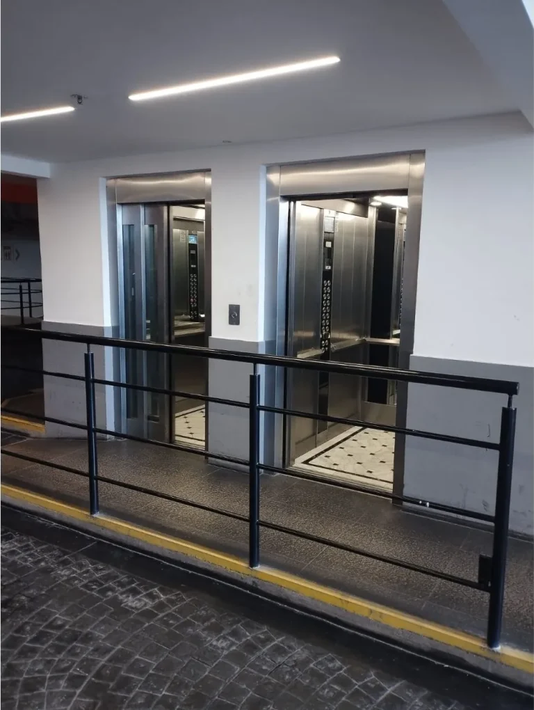 Ascensores de pasajeros en hall de hotel