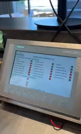 Pantalla HMI de automatización en hotel