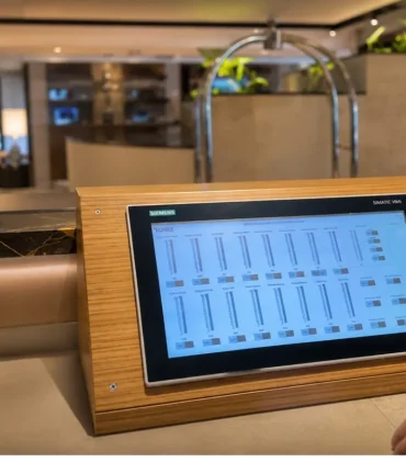 Pantalla HMI de control en restaurante de hotel