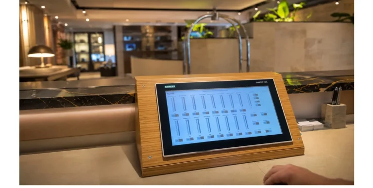 Pantalla HMI de control en restaurante de hotel