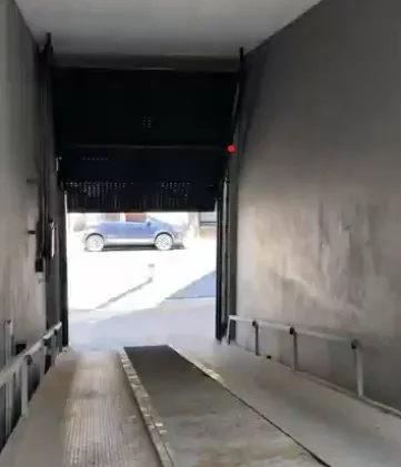 Rampa hidráulica vehicular en cochera de edificio