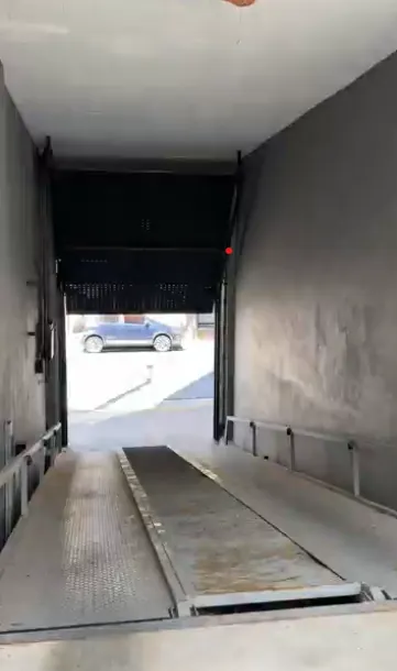 Rampa hidráulica vehicular en cochera de edificio
