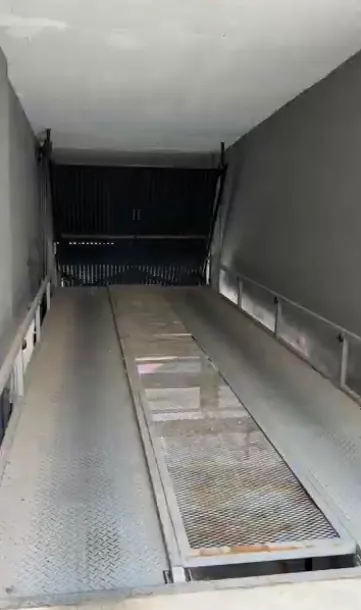 Plataforma de rampa hidráulica en cochera